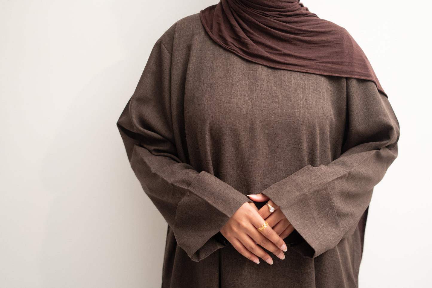 Linen Closed Abaya in Mocha