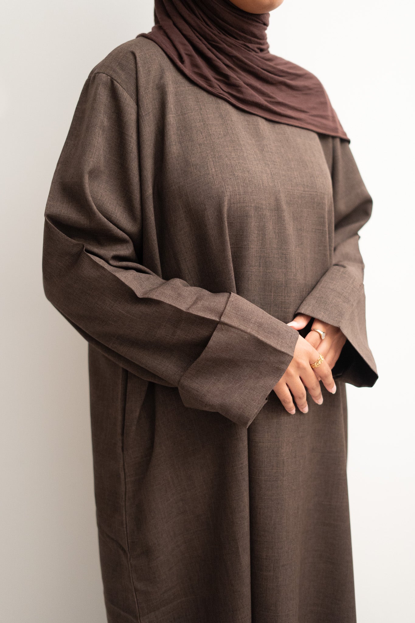 Linen Closed Abaya in Mocha